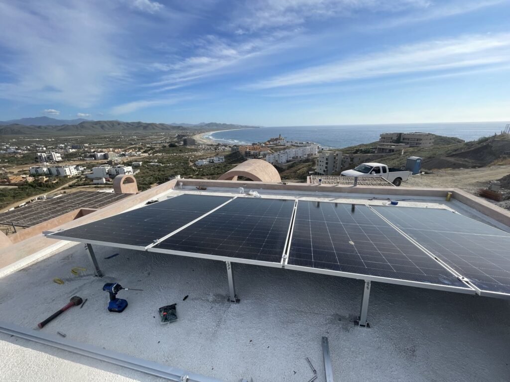 Sistema solar terminado en el techo de una casa en Los Cabos