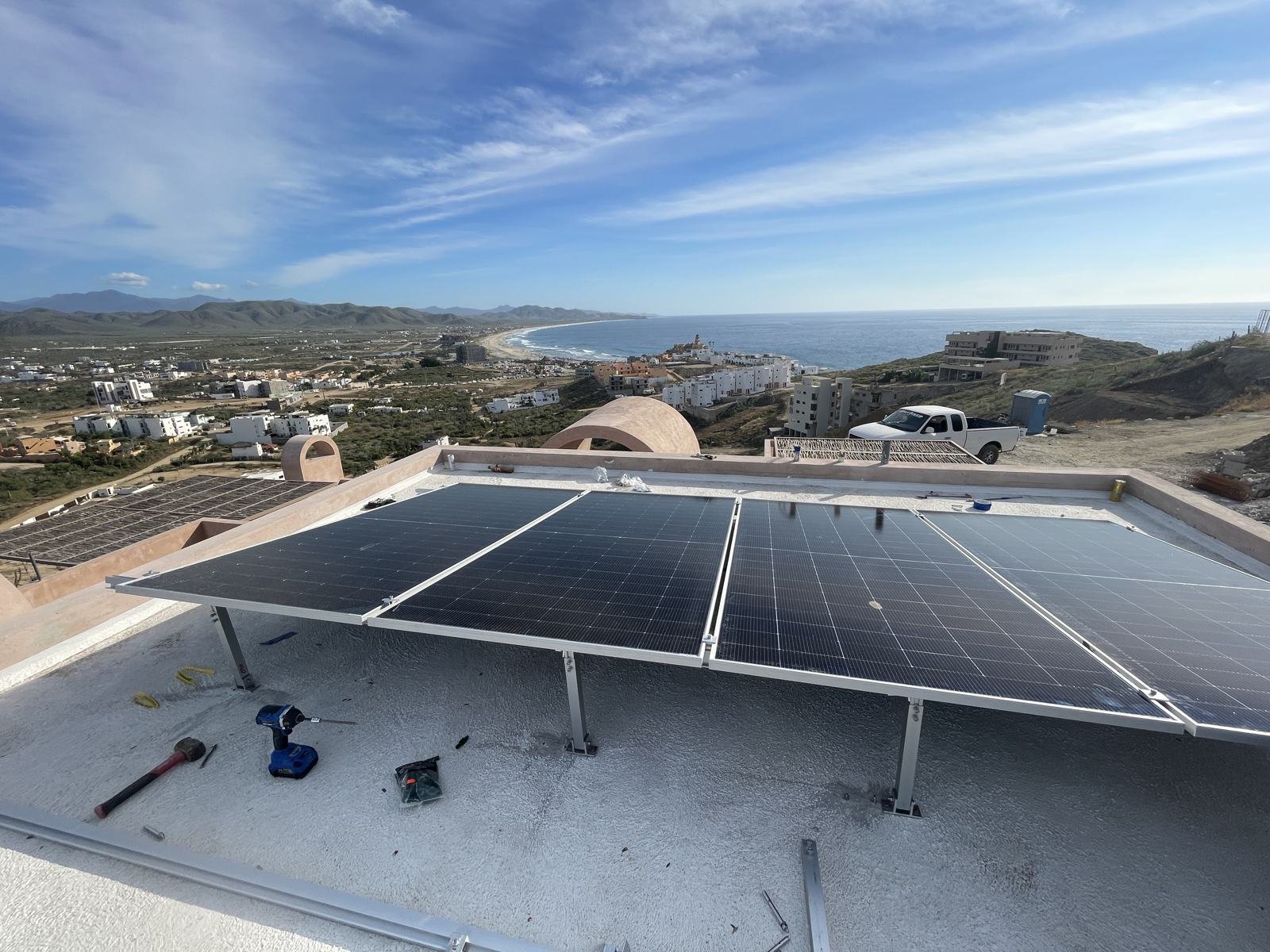 Paneles solares en techo en Los Cabos para salir de la tarifa DAC CFE