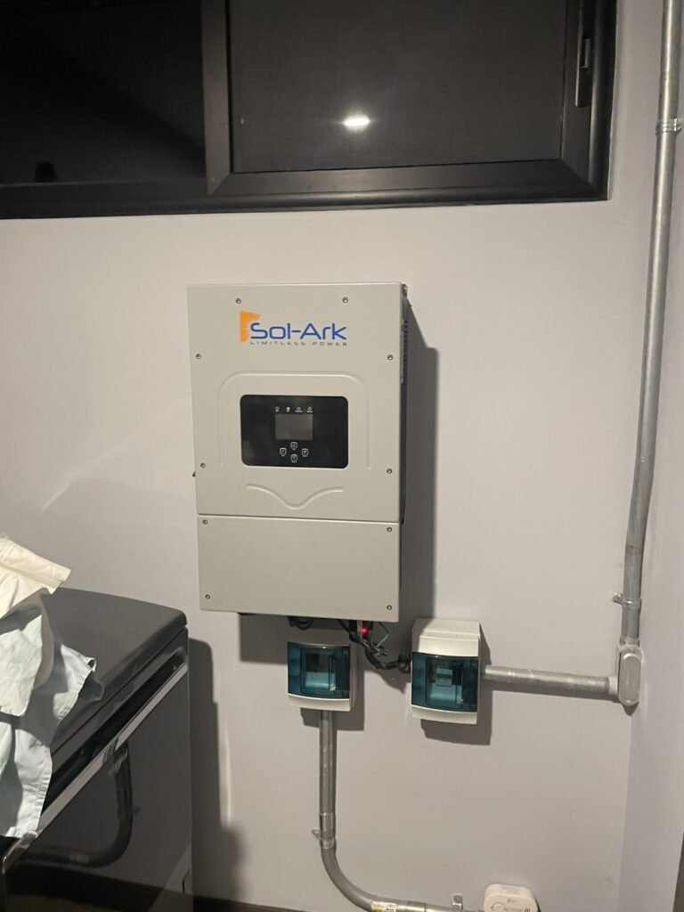 Inversor solar LuxPower montado en pared en una instalación en Los Cabos